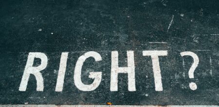 Scritta “right?” sull’asfalto.